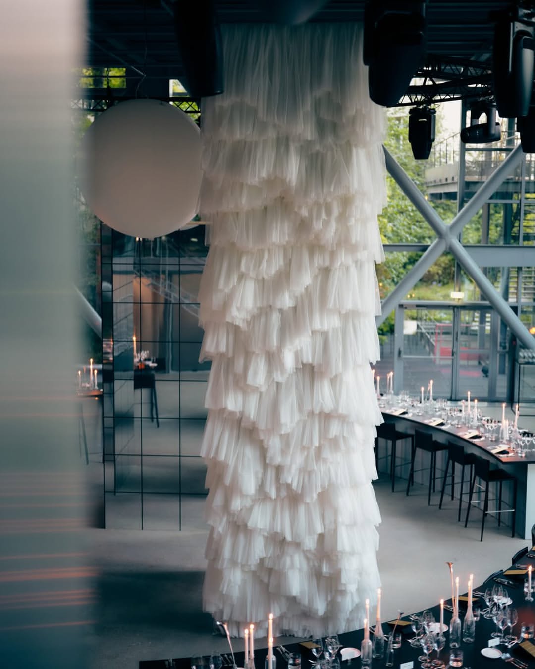 Sphère blanche suspendue dans le décor HBO photographié de jour