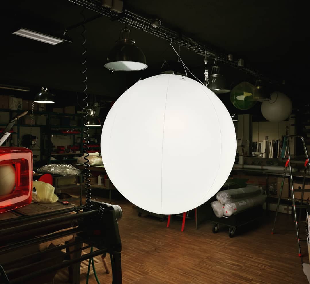 Sphère lumineuse blanche allumée dans l’atelier JC Keller
