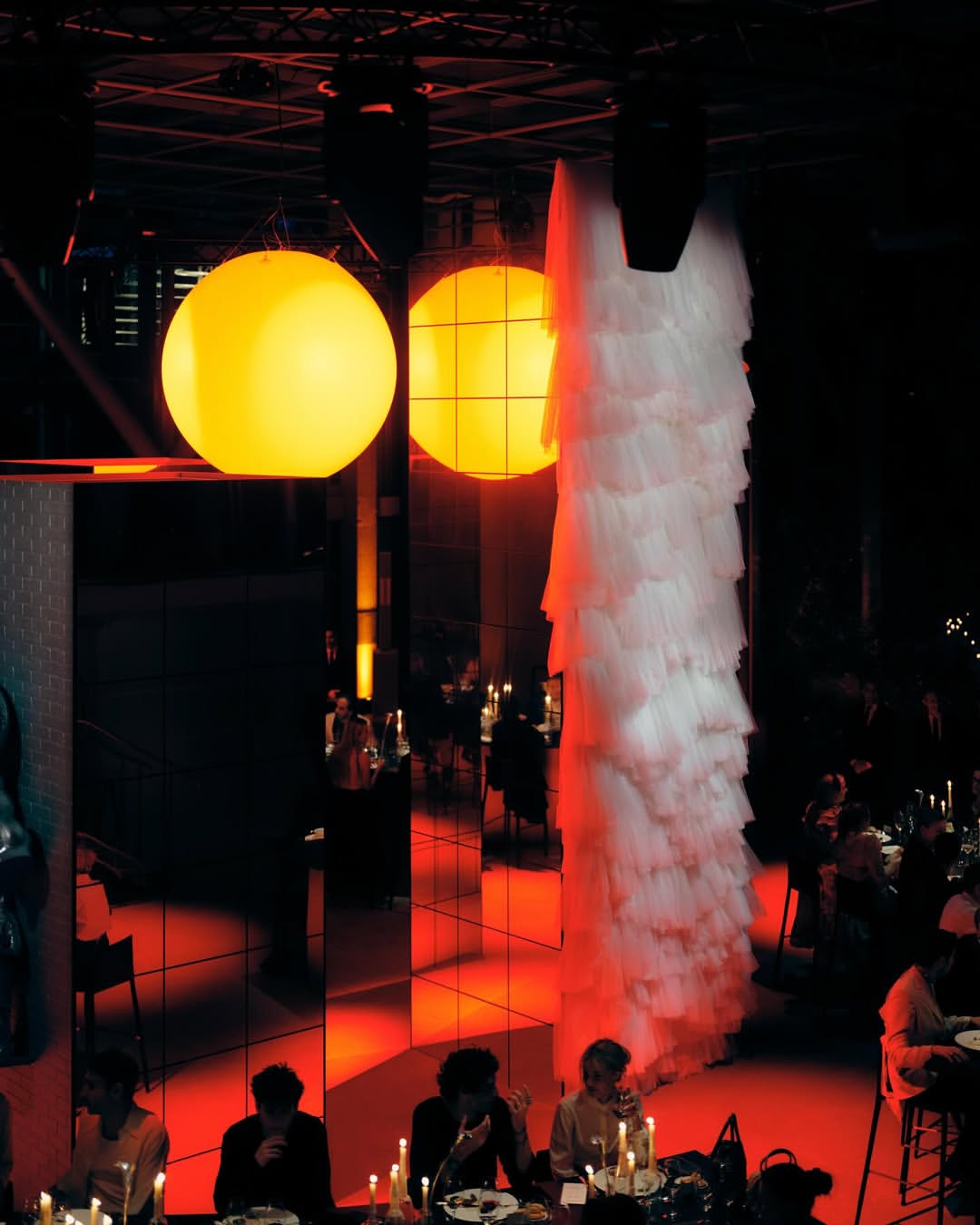 Sphère lumineuse orange dans une scénographie de réception HBO