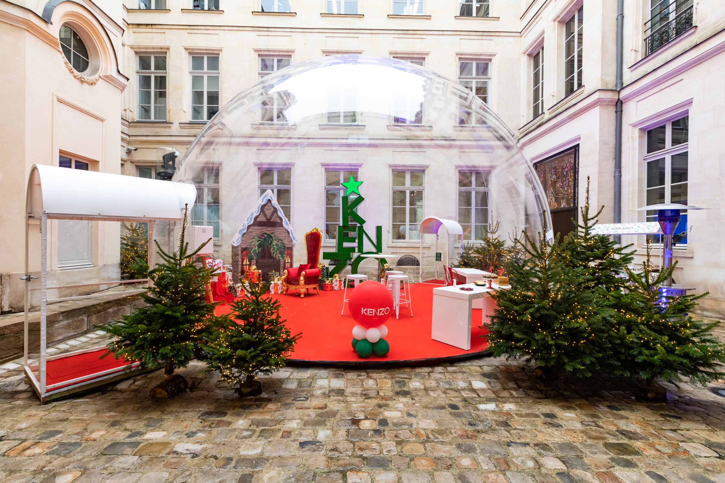 Dôme gonflable cristal avec SAS installé au siège de Kenzo