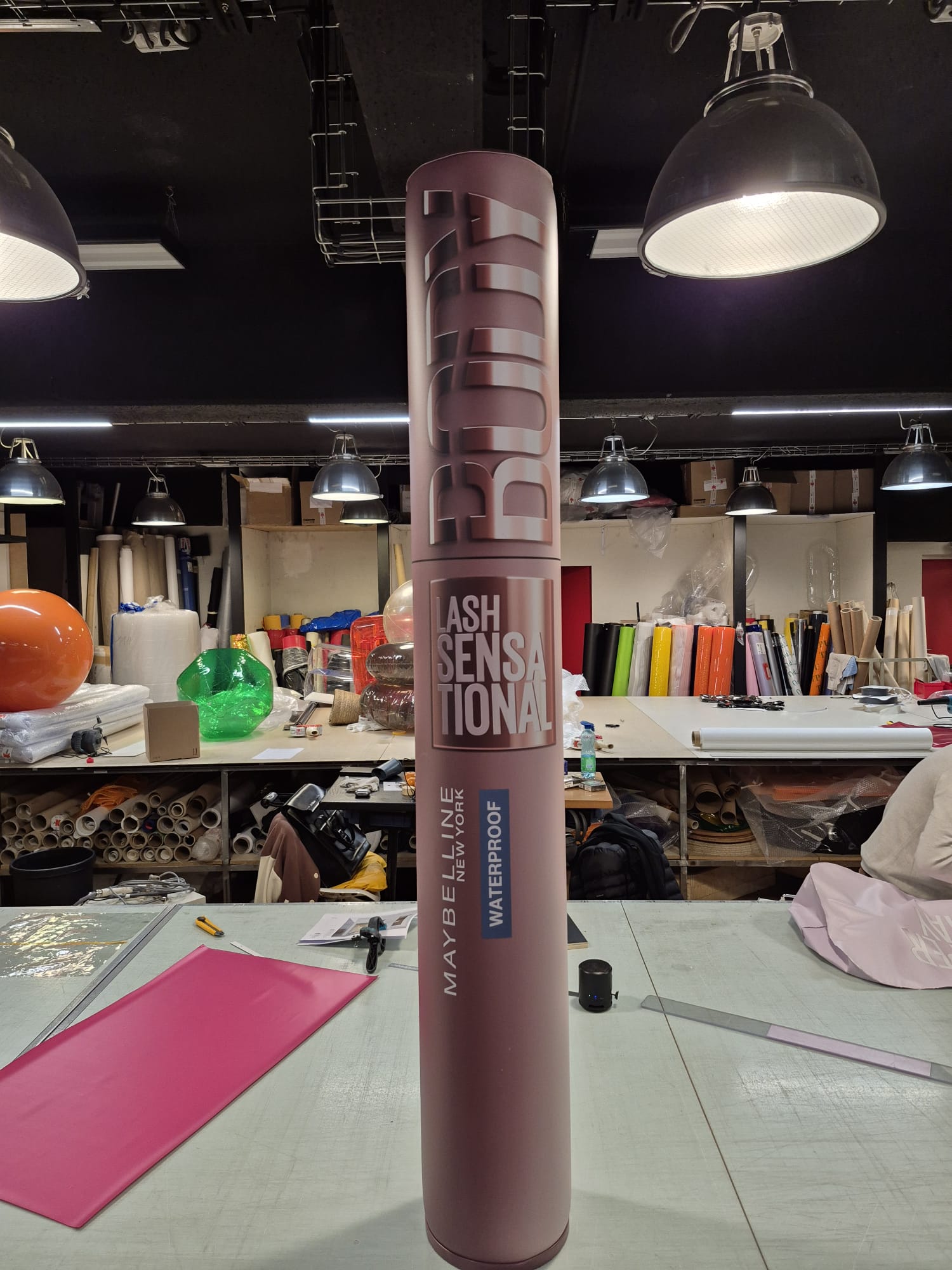 Factice gonflable géant Maybelline en forme de mascara