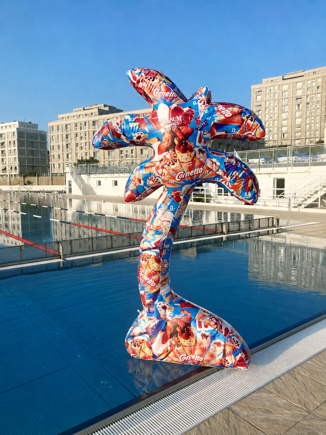 Sculpture gonflable imprimée en forme de palmier réalisée pour Geut Clark au Havre