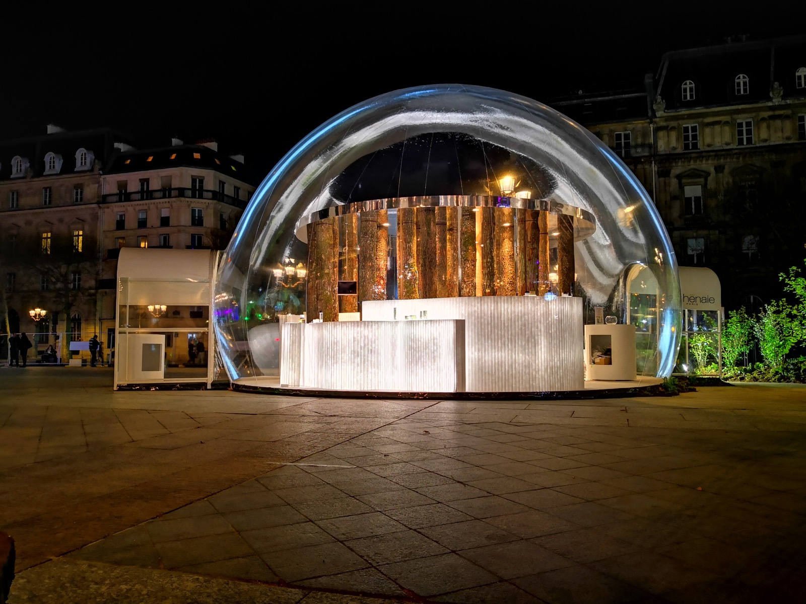 Vue de face du pavillon La Chênaie et de ses comptoirs lumineux