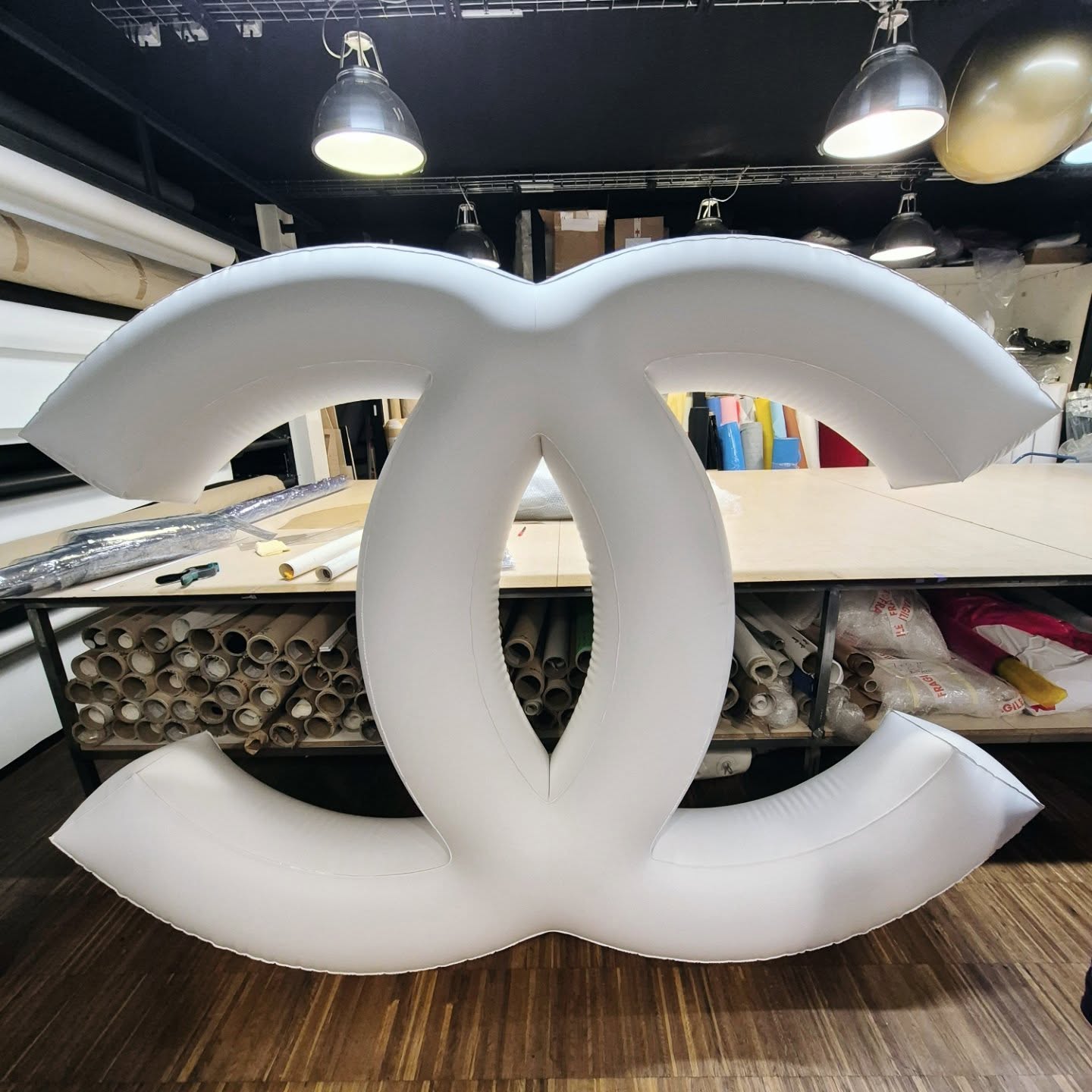 Logo Chanel gonflable géant blanc fabriqué dans l’atelier JC Keller