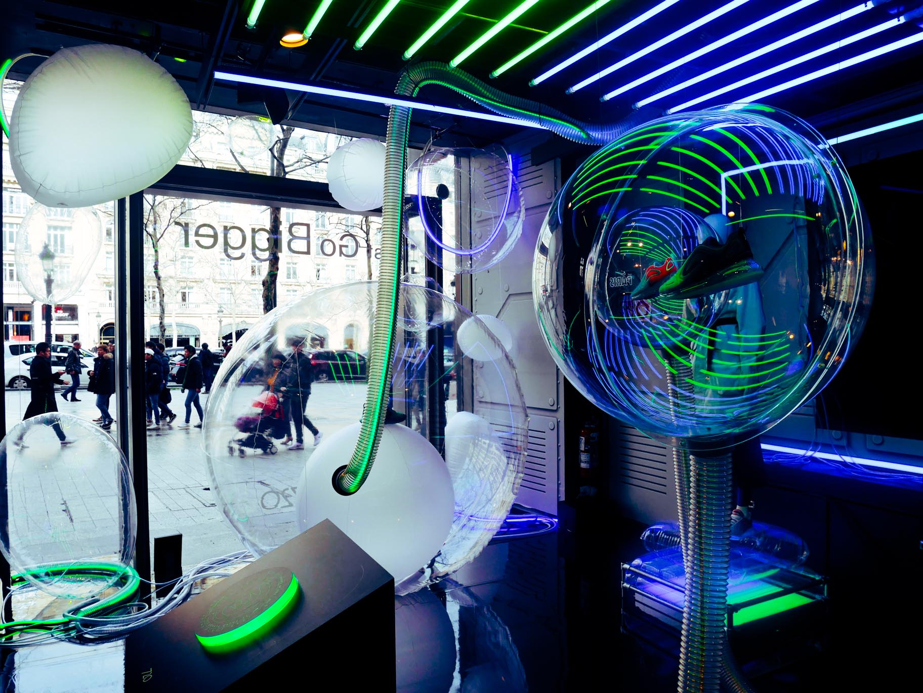 Installation gonflable Nike Champs-Élysées