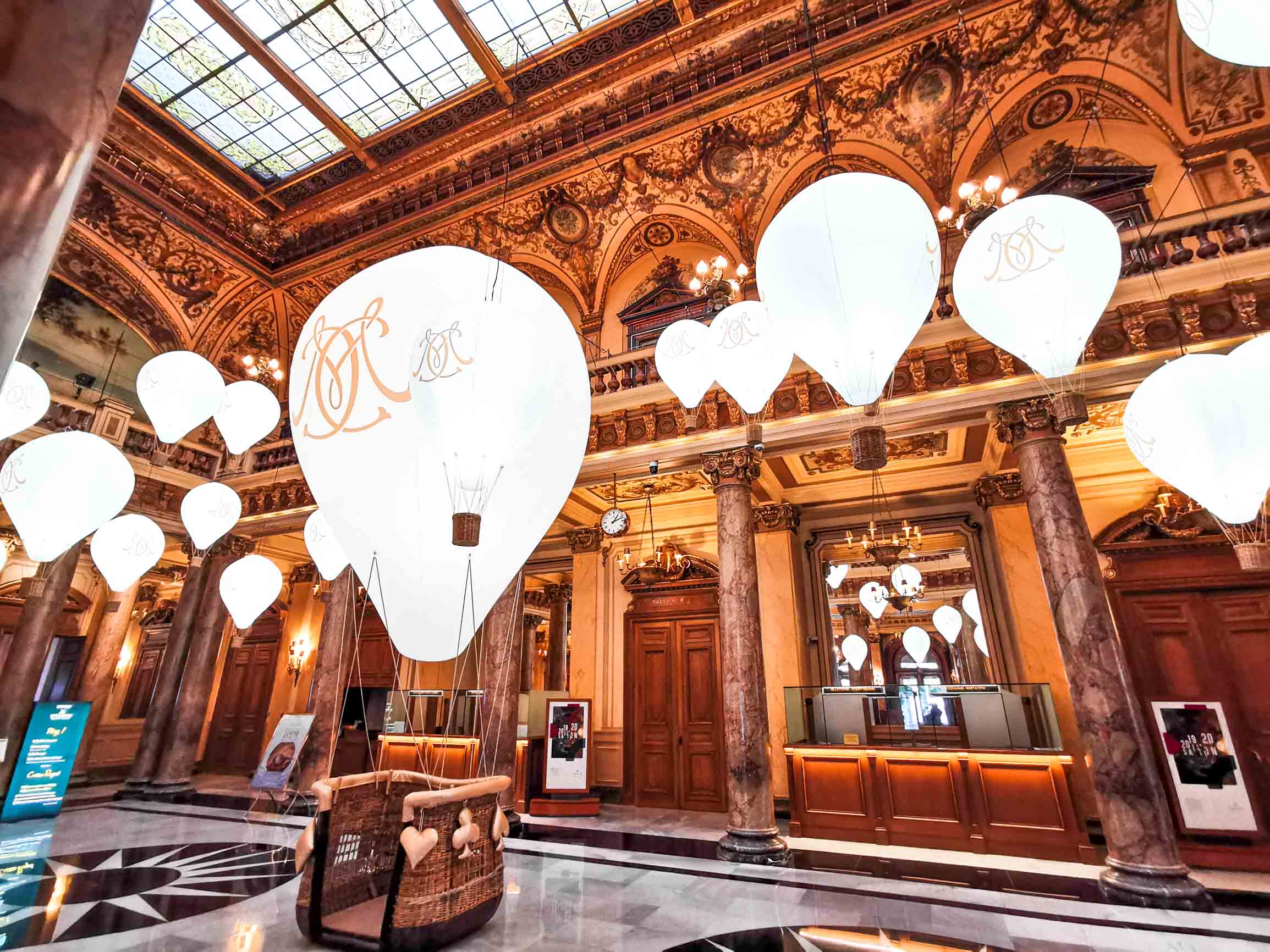 Montgolfières et ballons lumineux gonflables installés au Casino de Monte-Carlo