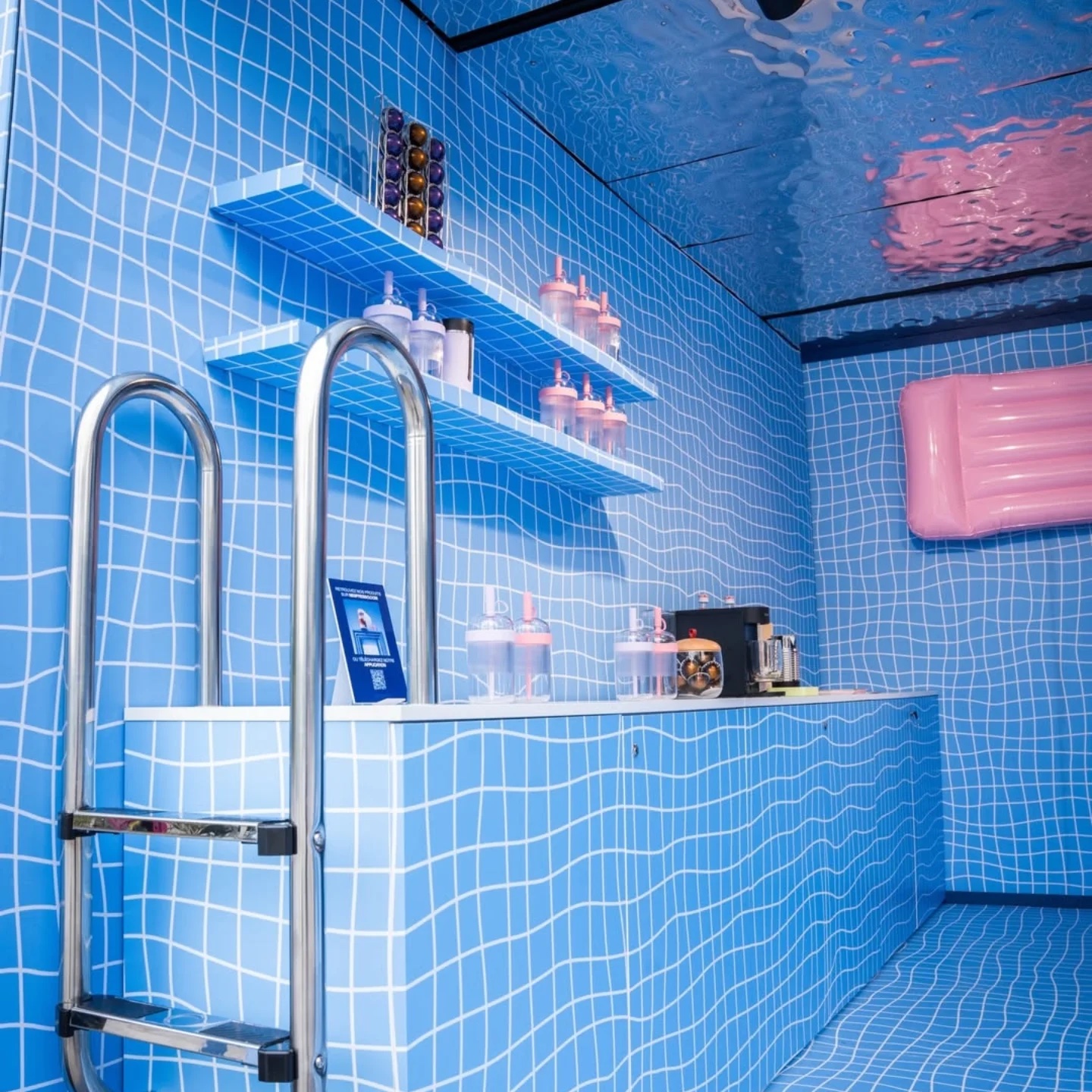 Un décor gonflable rose pour le pop-up Nespresso — Nespresso