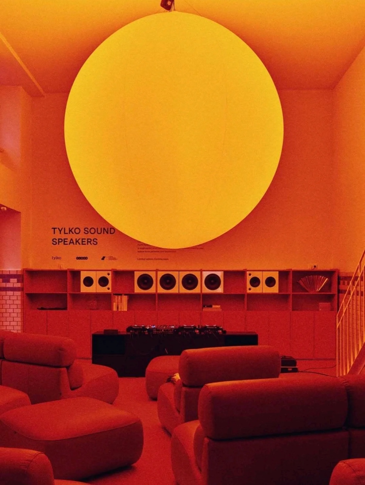 Une sphère gonflable lumineuse au Tylko Space — Tylko Space · Berlin