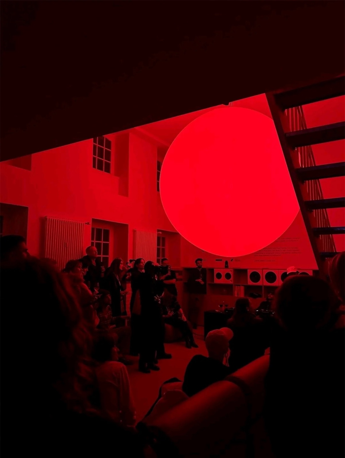 Sphère gonflable lumineuse rouge au Tylko Space Berlin pendant un événement