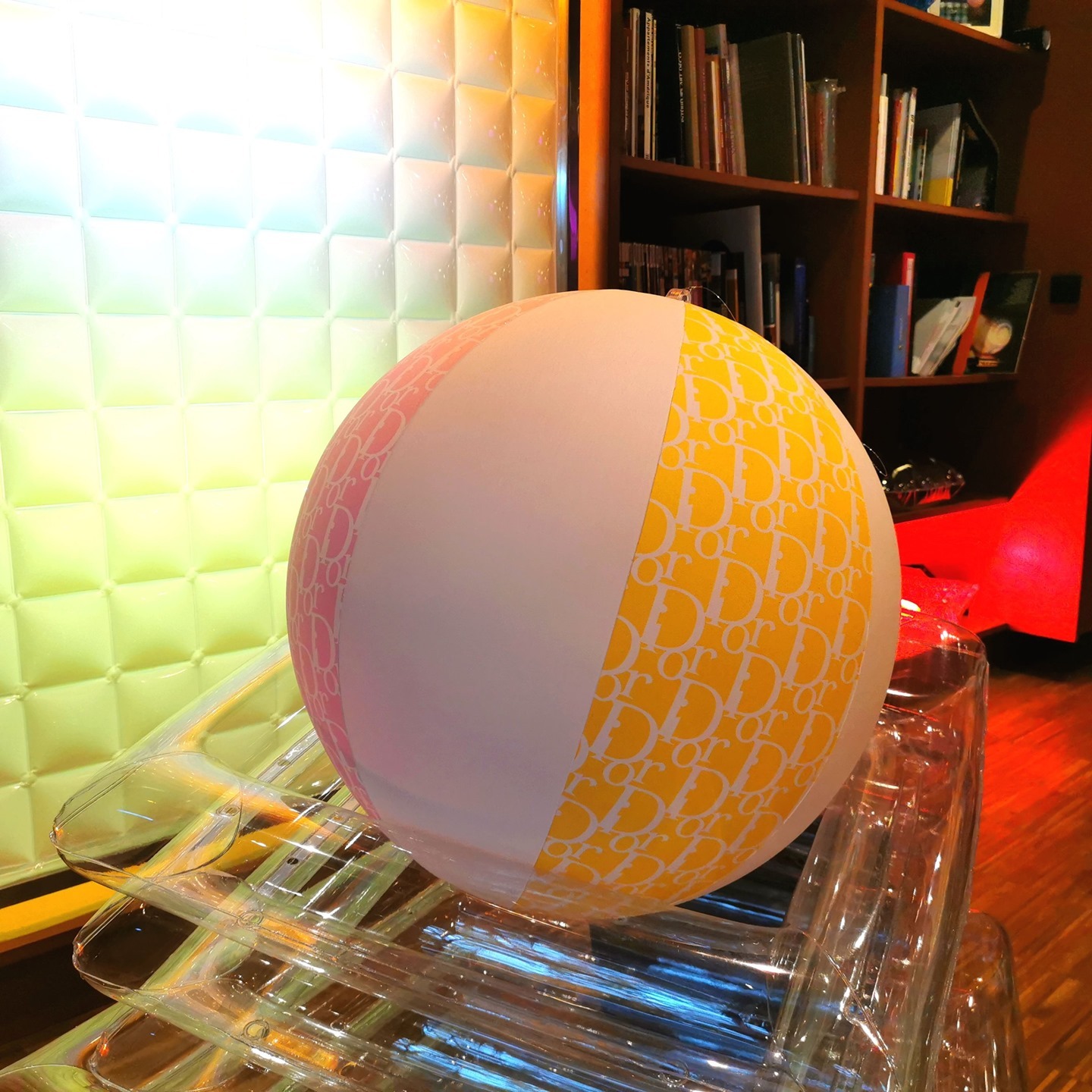 Sphère gonflable imprimée du motif Dior en rose et jaune
