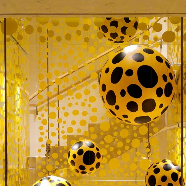 Installation de sphères gonflables imprimées à pois jaunes et noirs