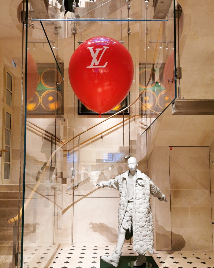 Ballon gonflable rouge laqué et personnalisé Louis Vuitton