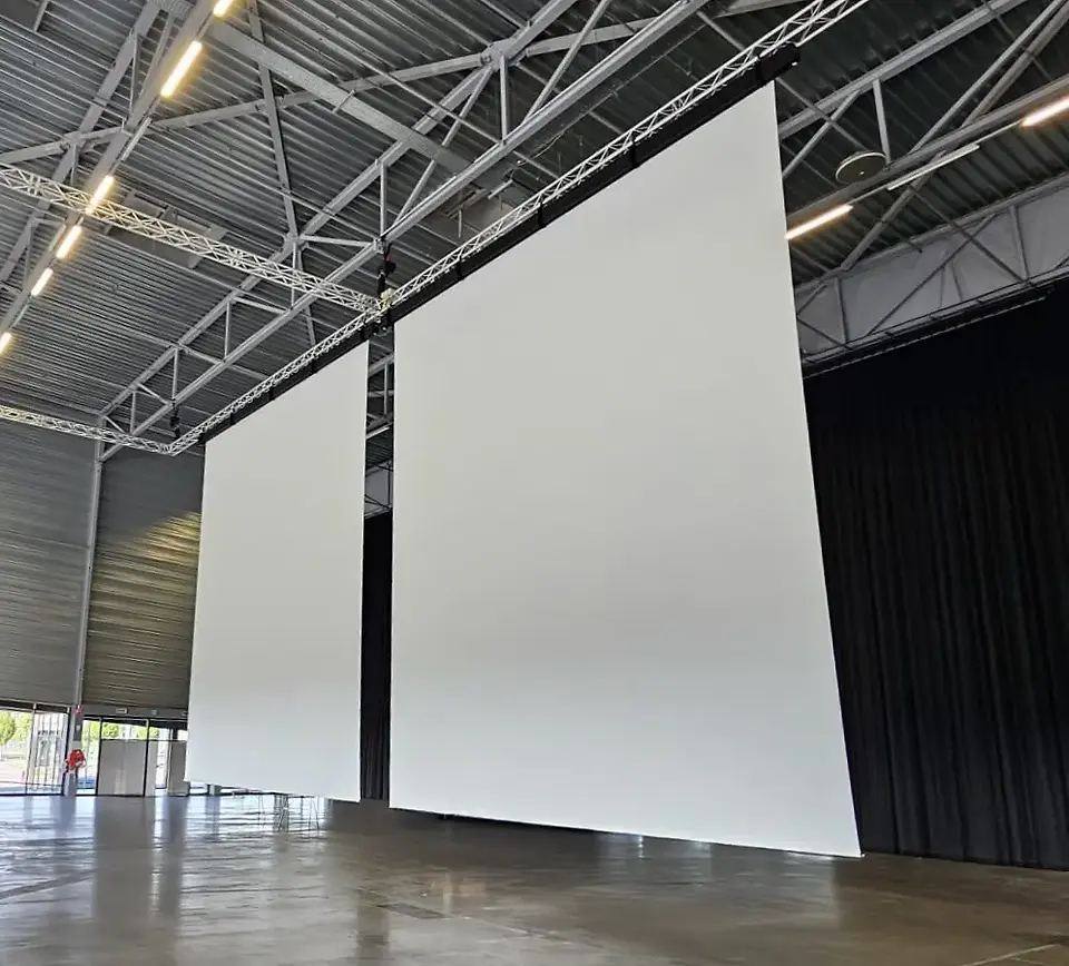 Deux toiles de projection grand format suspendues à une structure événementielle