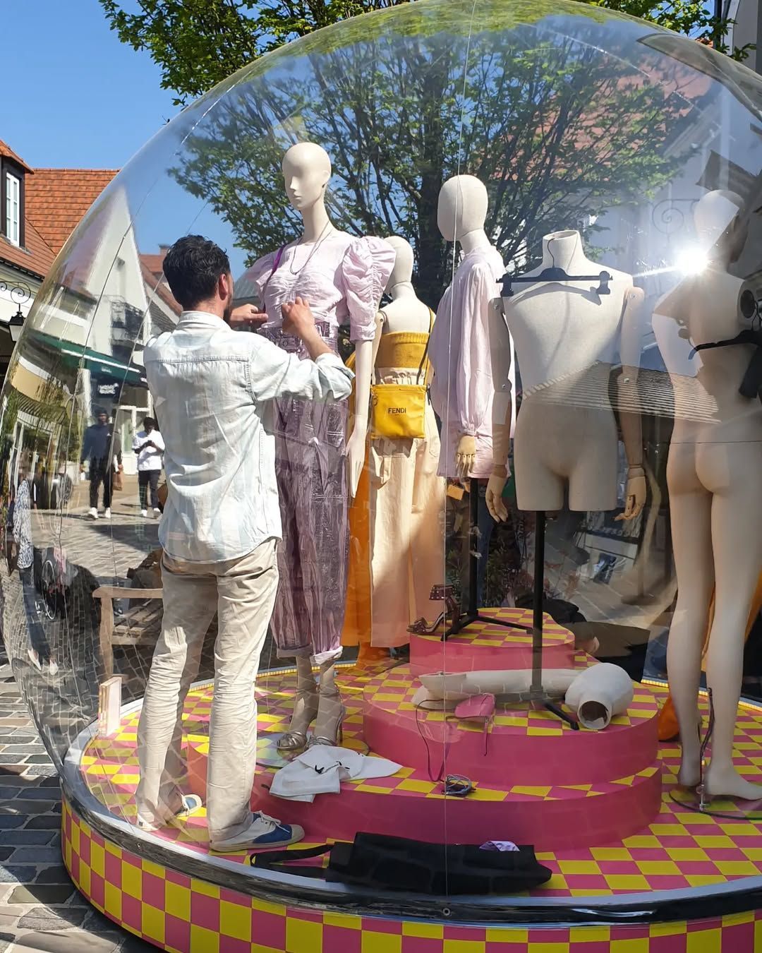 Mise en scène de mannequins dans une Vitribulle haute transparence à La Vallée Village