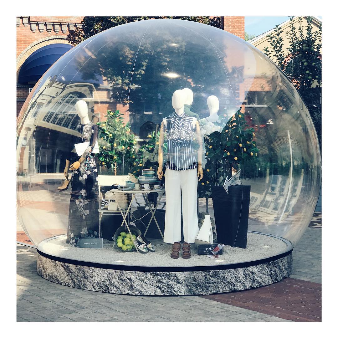 Mannequin présenté sous une Vitribulle
