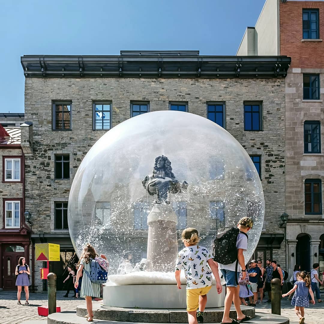 Installation Neiges éternelles : un buste entouré de flocons dans une Vitribulle
