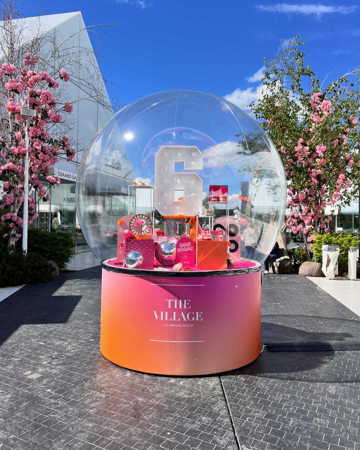 Vitribulle sur socle rose et orange pour le sixième anniversaire de The Village en 2024